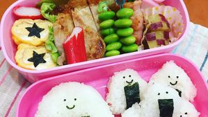 Contek 10 Ide Onigiri Bento ini Buat Bekal Sekolah si Kecil
