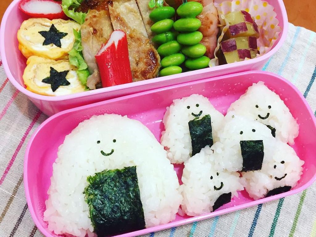 Contek 10 Ide Onigiri Bento ini Buat Bekal Sekolah si Kecil Contek 10 Ide Onigiri Bento ini Buat Bekal Sekolah si Kecil