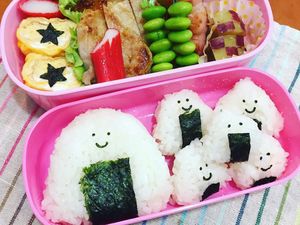 Contek 10 Ide Onigiri Bento ini Buat Bekal Sekolah si Kecil Contek 10 Ide Onigiri Bento ini Buat Bekal Sekolah si Kecil