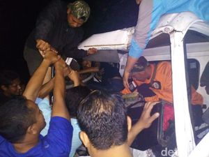 Truk Tangki Air Tabrak Mobil dan Pohon di Mojokerto, Sopir Sempat Terjepit