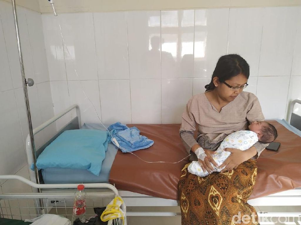 Seorang Ibu Melahirkan di Halaman Apotek di Semarang Seorang Ibu Melahirkan di Halaman Apotek di Semarang