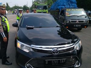 Polres Bekasi Tindak 8 Pengemudi yang Pasang Rotator di Mobil Polres Bekasi Tindak 8 Pengemudi yang Pasang Rotator di Mobil