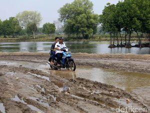 Potret Perjuangan Warga Muara Gembong Lintasi Jalan Rusak