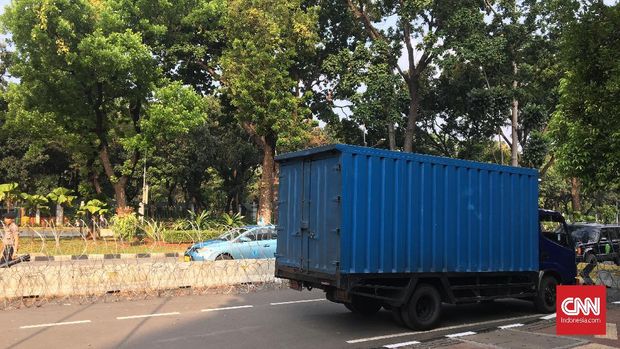 Salah satu truk boks kubu 02.