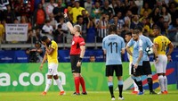 Jose Quintero mendapatkan kartu merah langsung karena mengayunkan lengan pada Lodeiro pada salah satu momen duel udara. Luisa Gonzalez/Reuters.