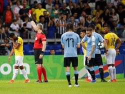 Jose Quintero mendapatkan kartu merah langsung karena mengayunkan lengan pada Lodeiro pada salah satu momen duel udara. Luisa Gonzalez/Reuters.
