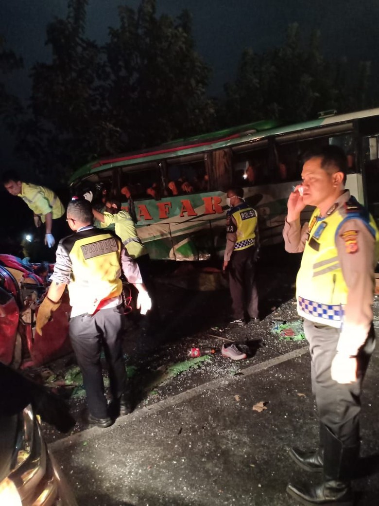 12 Orang Tewas di Tol Cipali, Polisi: Sopir Bus Diduga Ngantuk 12 Orang Tewas di Tol Cipali, Polisi: Sopir Bus Diduga Ngantuk