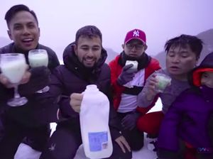 Liburan Ke Gunung Hotham, Raffi Ahmad Makan Salju Pakai Alpukat dan Susu