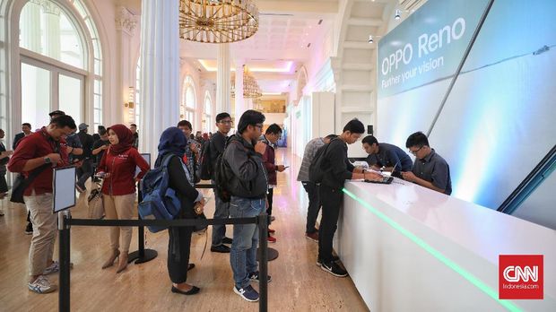 Para tamu undangan sedang mendaftarkan diri jelang peluncuran seri OPPO Reno.