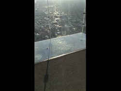 Ngeri! Jembatan Kaca 400 Meter Ini Retak