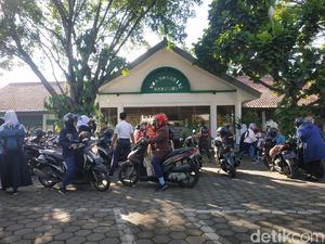Antre dari Subuh, Orangtua Siswa di Bandung Kecewa Tak Bisa Daftar Hari Pertama