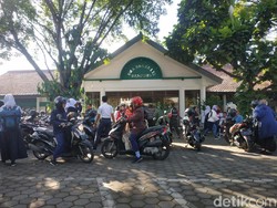 Antre dari Subuh, Orangtua Siswa di Bandung Kecewa Tak Bisa Daftar Hari Pertama