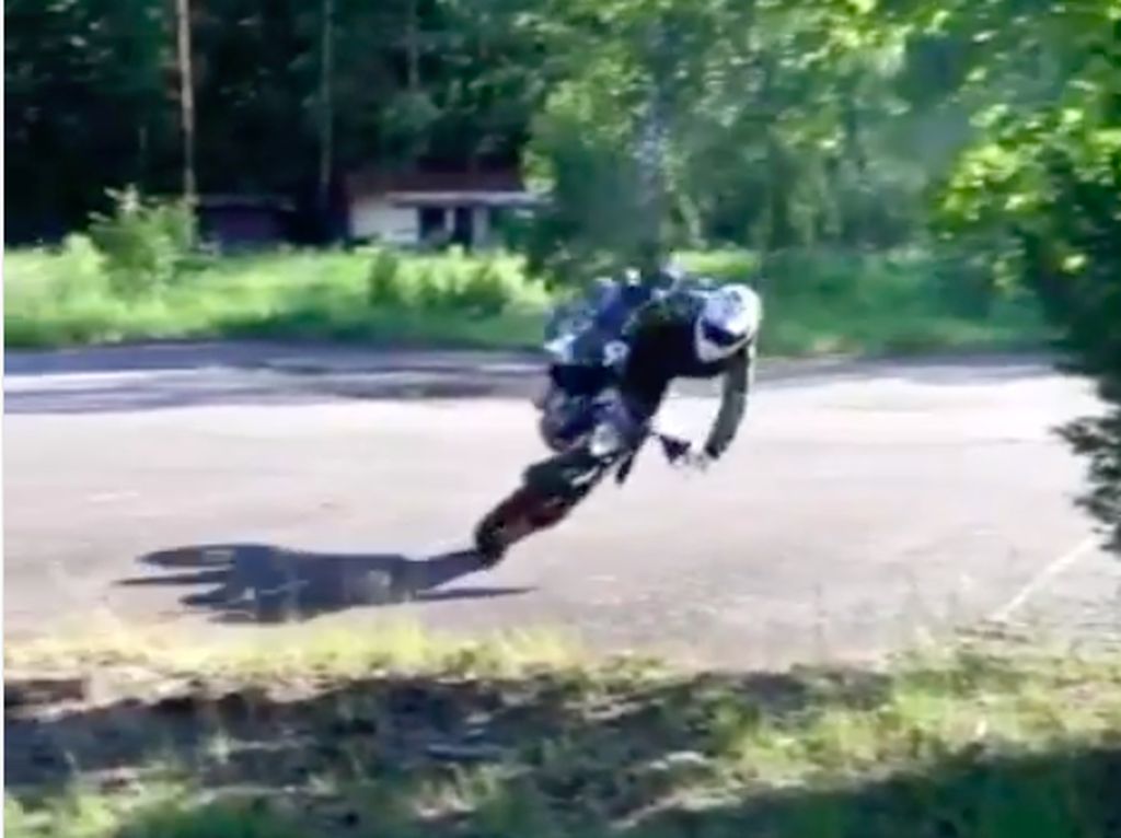 Skill Dewa, Jangan Ikuti Penunggang Motor Ini Skill Dewa, Jangan Ikuti Penunggang Motor Ini
