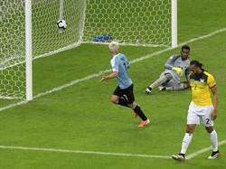 Skuat besutan Oscar Tabarez sudah membuka keunggulan saat pertandingan baru berjalan enam menit. Adalah Nicolas Lodeiro yang membuka pesta Uruguay di laga ini. Washington Alves/Reuters.