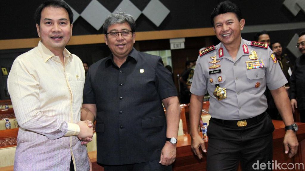 Dilantik Jadi Ketua Komisi III, Azis Syamsuddin Pimpin Rapat DPR