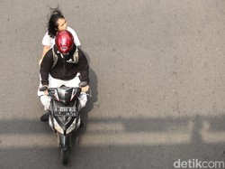 Alat Keselamatan saat Naik Motor Itu Helm, Bukan Peci dan Serban