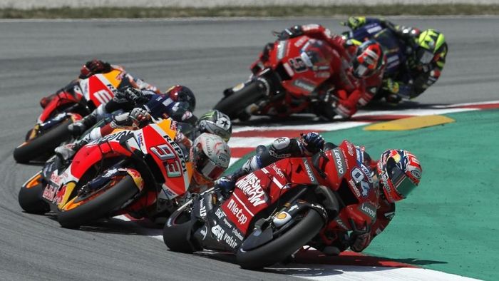 Andrea Dovizioso belum menyerah mengejar Marc Marquez. (Foto: Pau Barrena / AFP)
