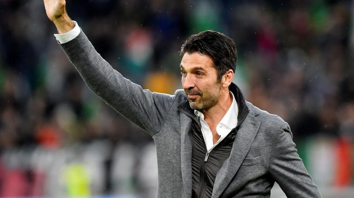 Soccer Football - Serie A - Juventus v Atalanta - Allianz Stadium, Turin, Italy - May 19, 2019   Paris St Germains Gianluigi Buffon waves to the fans   REUTERS/Massimo Pinca
