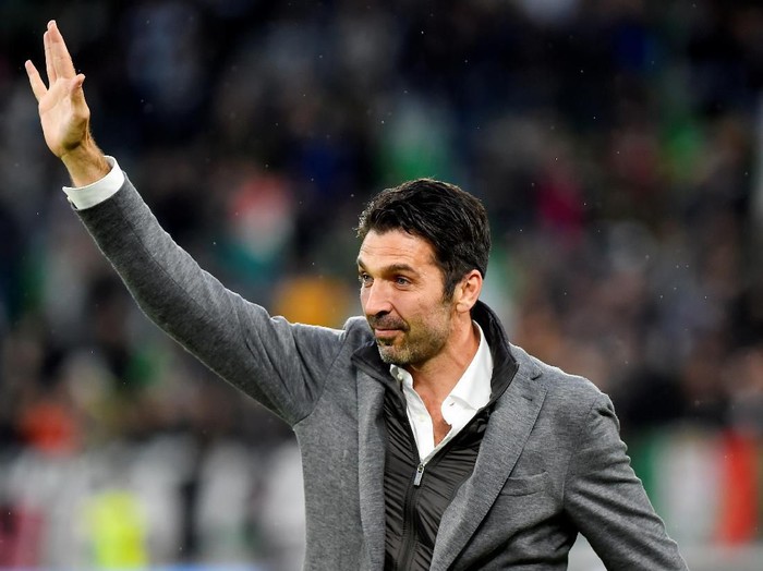 Soccer Football - Serie A - Juventus v Atalanta - Allianz Stadium, Turin, Italy - May 19, 2019   Paris St Germains Gianluigi Buffon waves to the fans   REUTERS/Massimo Pinca