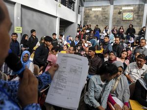 Potret Ortu Siswa Ramai-ramai Daftar PPDB SMA di Bandung
