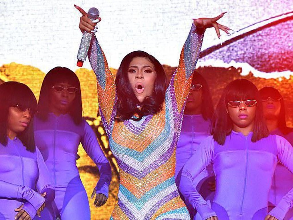 Ups! Cardi B Malfungsi Busana Saat Konser, Bokongnya Sampai Terekspos Ups! Cardi B Malfungsi Busana Saat Konser, Bokongnya Sampai Terekspos