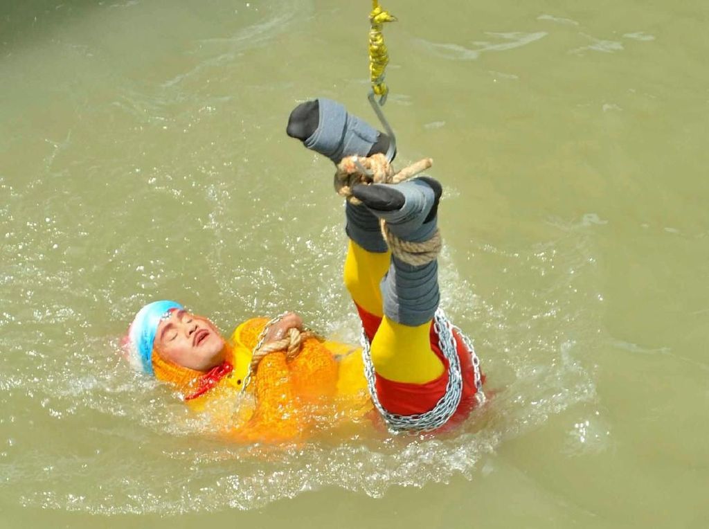 Tiru Aksi Houdini di Sungai Gangga, Pesulap India Hilang Tenggelam Tiru Aksi Houdini di Sungai Gangga, Pesulap India Hilang Tenggelam