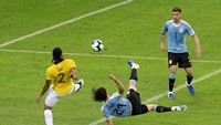 Keunggulan Uruguay bertambah di menit 33, kali ini Edinson Cavani yang mencatatkan namanya di papan skor. Washington Alves/Reuters.