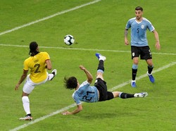 Keunggulan Uruguay bertambah di menit 33, kali ini Edinson Cavani yang mencatatkan namanya di papan skor. Washington Alves/Reuters.