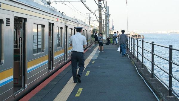 Foto: Stasiun Kereta Api di Samping Laut, Unik!
