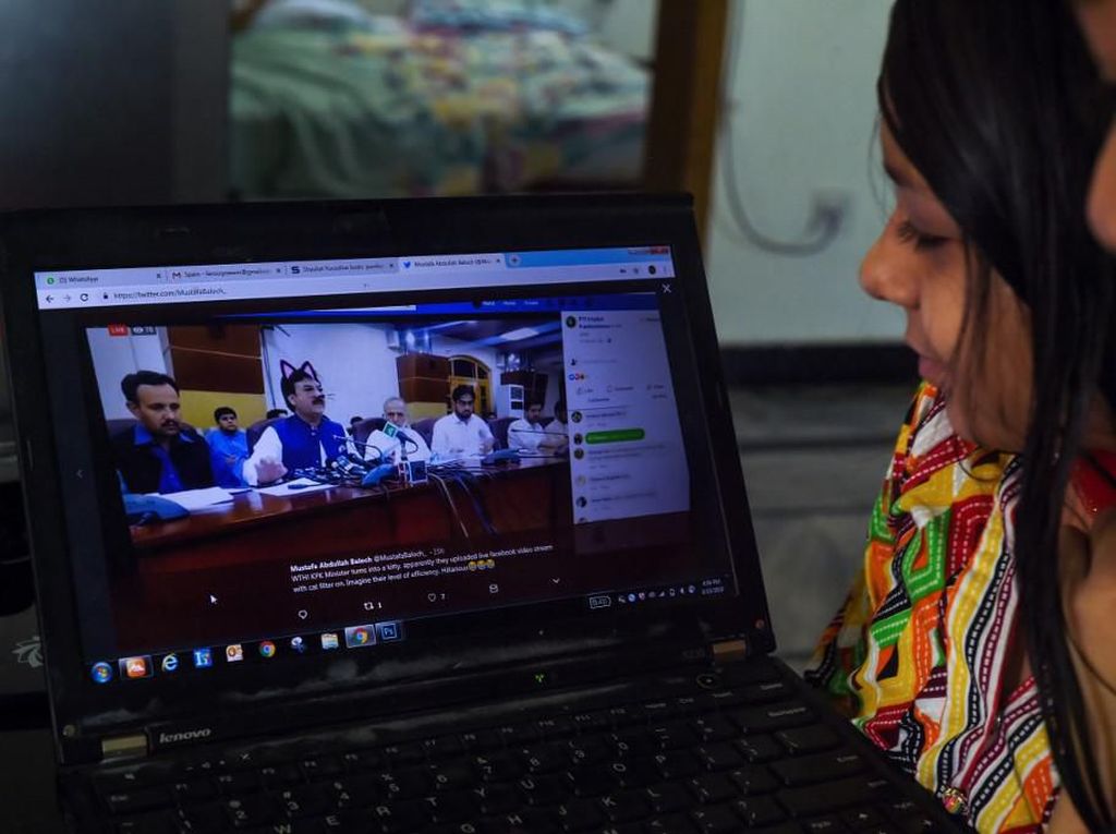 Lupa Matikan Filter Saat Live di FB, Menteri Pakistan Jadi Tertawaan Lupa Matikan Filter Saat Live di FB, Menteri Pakistan Jadi Tertawaan