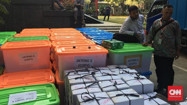 Boks kontainer dan kardus yang berisi alat bukti kubu 02 di MK.