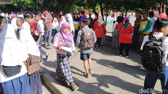 Berita Warga Kabupaten Bandung Rela Berdiri dan Panas-panasan Daftar PPDB Selasa 16 April 2024