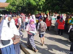 Warga Kabupaten Bandung Rela Berdiri dan Panas-panasan Daftar PPDB