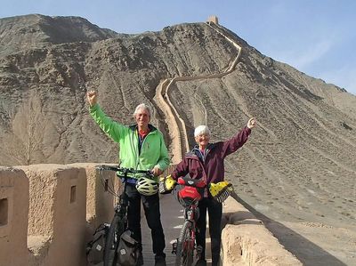 Foto: Kakek-Nenek Gowes Sepeda dari Inggris ke China