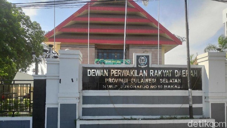 DPRD Sulsel Bantah Pakaian Anggota Dewan Setara Hermes dan LV