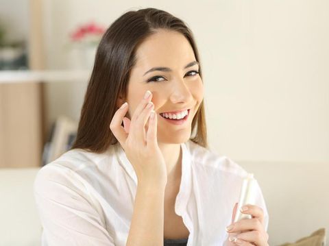 5 Hal yang Terjadi pada Wajah Saat Tak Tersentuh Makeup Sebulan