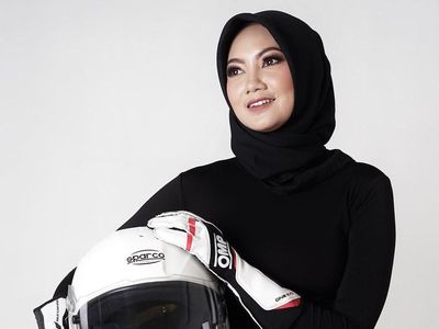 Gaya Hijab Pembalap Cantik Diandra Gautama yang Buat Patah Hati karena Nikah