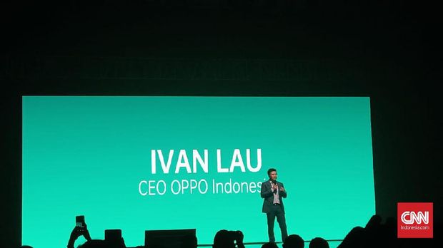 Ivan Lau, CEO Oppo Indonesia naik ke panggung untuk bercerita soal makna nama OPPO. 