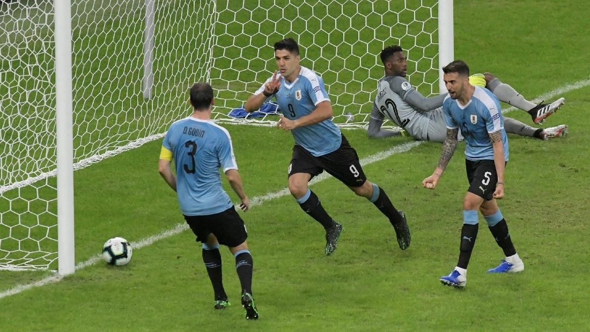 Pemain Uruguay, Luis Suarez, merayakan gol ke gawang Ekuador. (Foto: Washington Alves/Reuters)