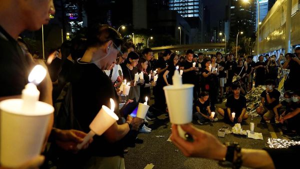 Potret Warga Hong Kong Beri Penghormatan untuk Pendemo yang Tewas