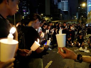 Potret Warga Hong Kong Beri Penghormatan untuk Pendemo yang Tewas