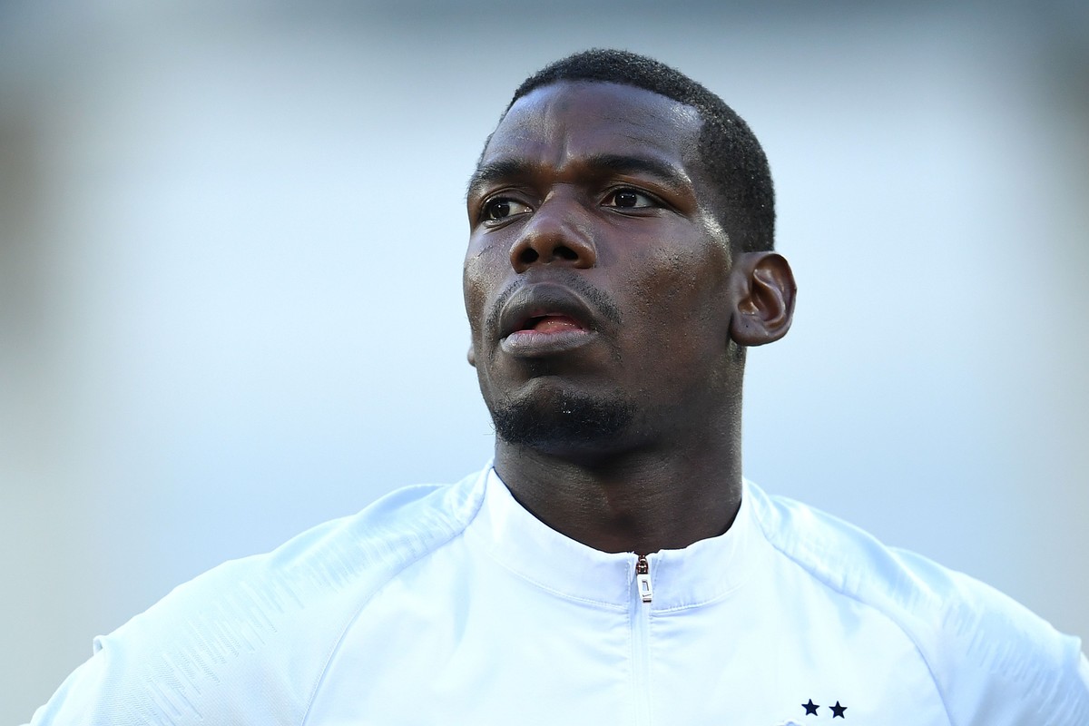 Robert Pires menyarankan Paul Pogba bertahan saja di Manchester United. (Foto: David Ramos / Getty Images)