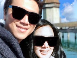 Posting Salat di Pesawat, Syahrini Pakai Scarf Pengganti Mukena