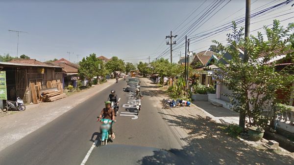 Momen Pemotor Jatuh Terpelanting saat Main HP