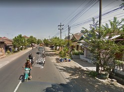 Sibuk Main HP, Pemotor Jatuh Terpelanting Tertangkap Kamera Google