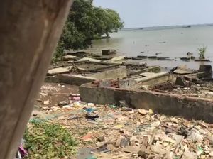 Bukti-bukti Keganasan Abrasi di Ujung Bekasi Bukti-bukti Keganasan Abrasi di Ujung Bekasi