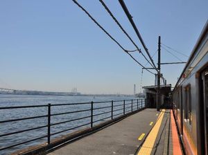 Indah, Stasiun Kereta Ini Dekat Banget Sama Laut