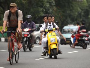Aksi Pelajar Naik Motor Tanpa Helm