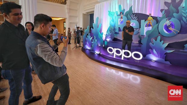 Para pengunjung berfoto di acara peluncuran OPPO.
