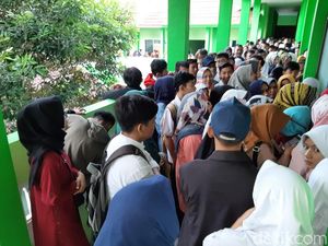 Peminat SMK di Tasik dan Cimahi Membludak, Kuota Pendaftar per Hari Dibatasi